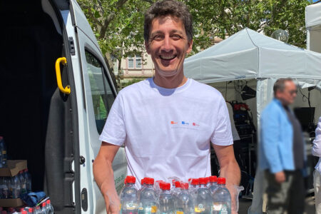 Carlos Thees verteilt Wasser auf dem Protesttag der Apotheken